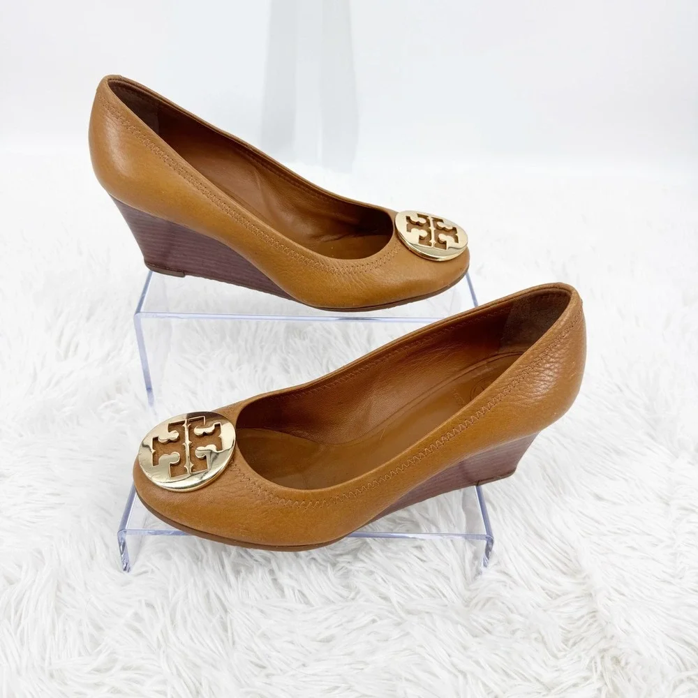Tory Burch Sally Tan Leather Wedge Gold Logo Medallion Pumps 7M